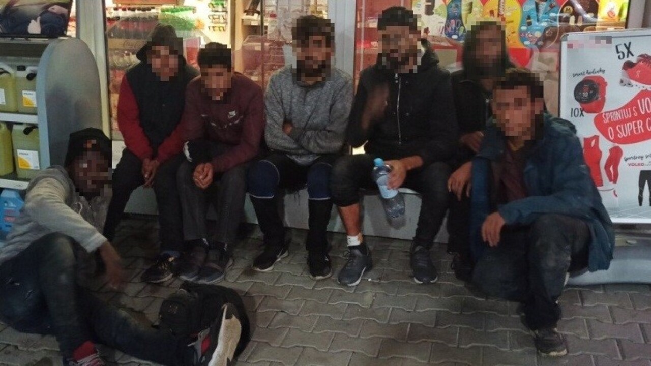 Na čerpacej stanici v Turčianskych Tepliciach našli migrantov. Prišli sem v návesoch kamióna