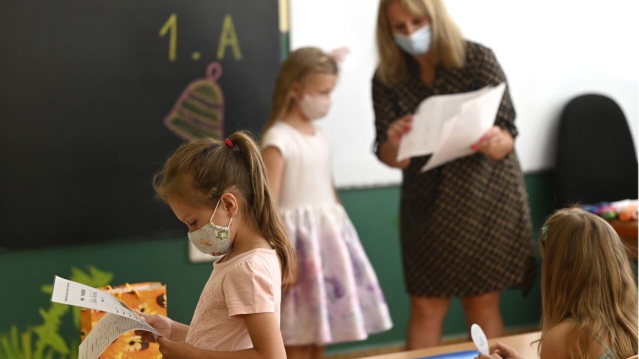 Premiér odovzdal vysvedčenia prvákom na škole, ktorú kedysi sám navštevoval