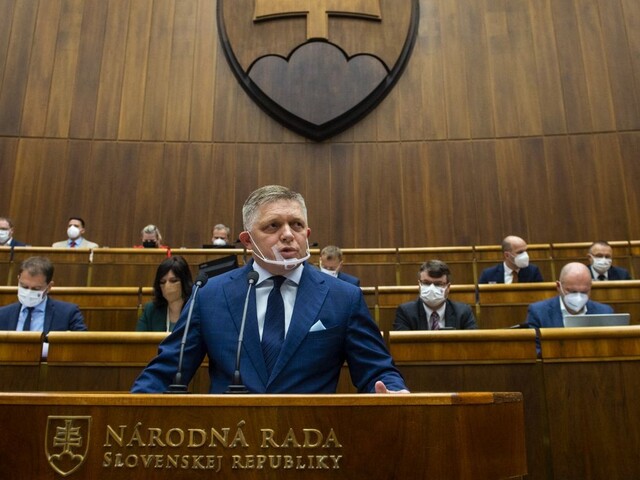 Fico oznámil Čaputovej, že jej doručia dve otázky do ďalšej petičnej akcie