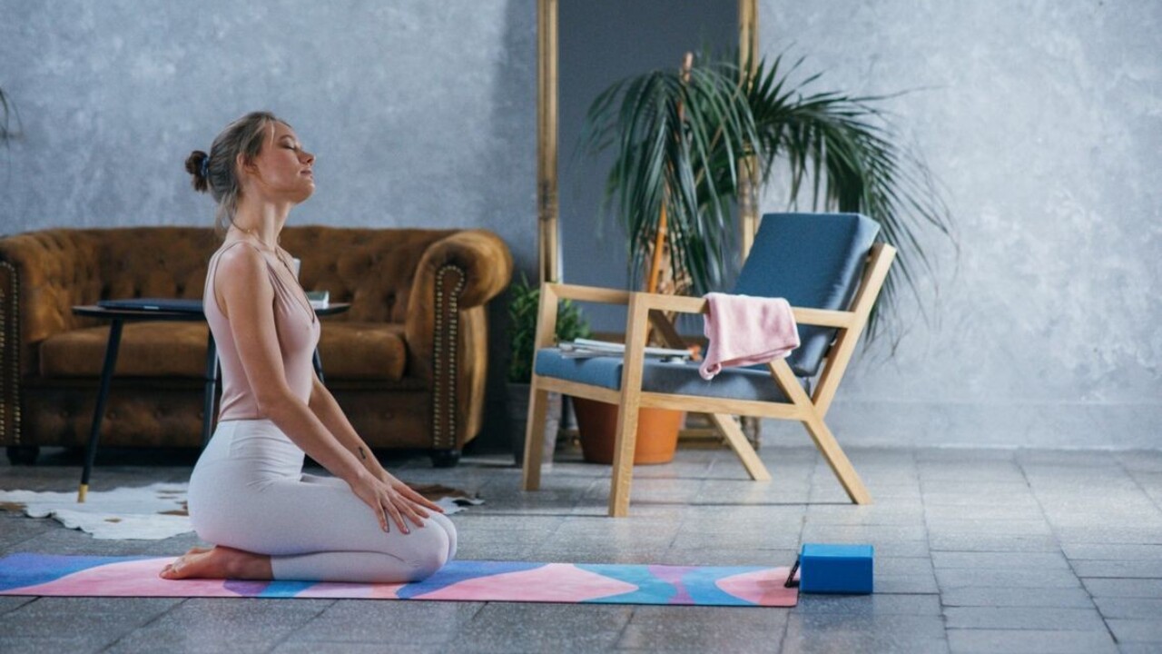 VIDEO: Zacvičte si doma. Nepotrebujete nič, len stoličku a štvrťhodinu času