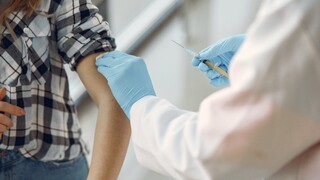 Ľudia dvojité očkovanie nedodržiavajú: Jedna dávka vás nezachráni