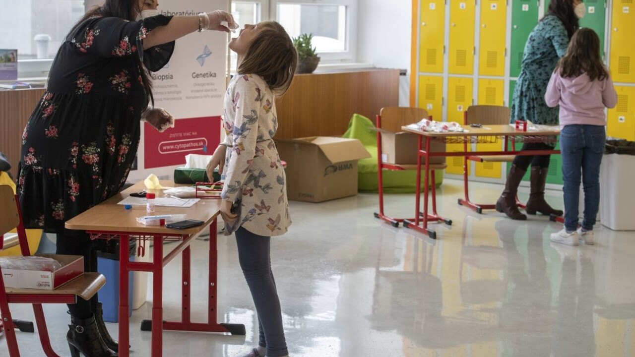 WHO odporúča testovať na školách. Aj vtedy, ak neboli zistené žiadne prípady nákazy
