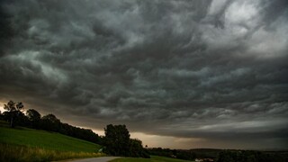 Cez Slovensko sa presúvajú búrky. Pre tieto okresy platia výstrahy