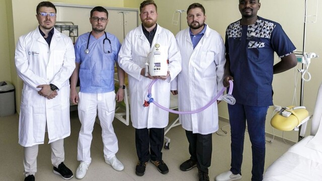 Členovia tímu, lekári.