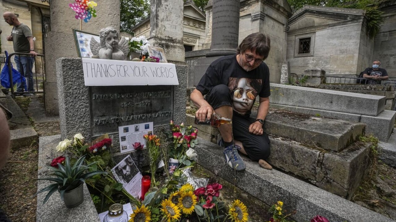 FOTO Fanúšikovia z celého sveta si v Paríži pripomenuli Jima Morrisona