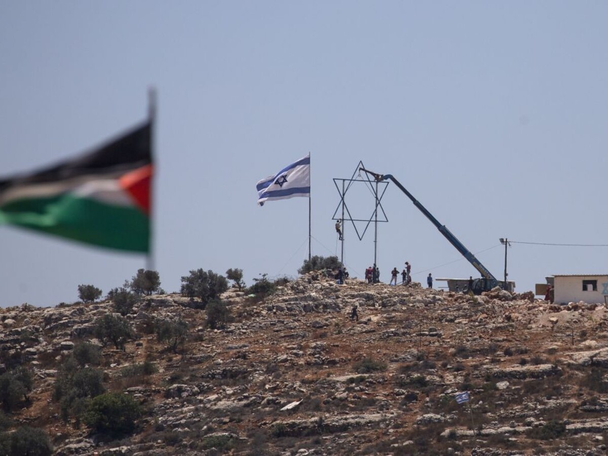 Izrael Palestína vlajky vlajka (1140px) TASR/AP