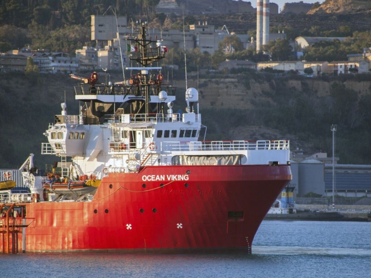 Posádka plavidla Ocean Viking zachránila z mora desiatky migrantov