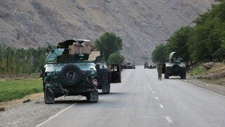 Taliban sa zmocnil ďalších oblastí, vyše tisíc afganských vojakov pred hnutím utieklo