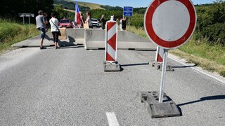 FOTO Vo Vrbovciach uzavrela polícia hraničný priechod. Mnohí sa nedostanú do práce