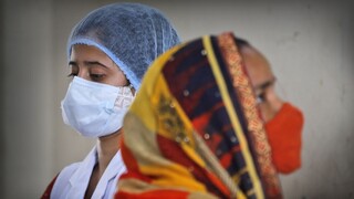 V indickej odevnej továrni unikol plyn, museli hospitalizovať viac ako 100 žien