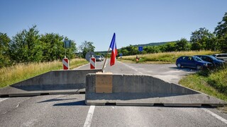 Nahnevaní Česi na hranici so Slovenskom odsunuli zátarasy
