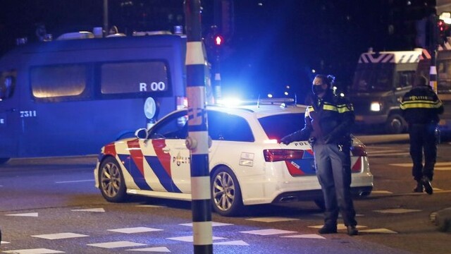 V Amsterdame postrelili známeho novinára, je vo vážnom stave