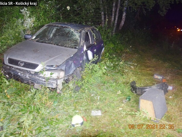 Mladý muž prišiel o život pri autonehode, jeho spolujazdkyňa skončila bez zranení