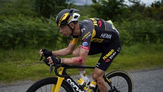 Na Tour de France končí ďalší jazdec. Pri páde si poranil tvár a nohu