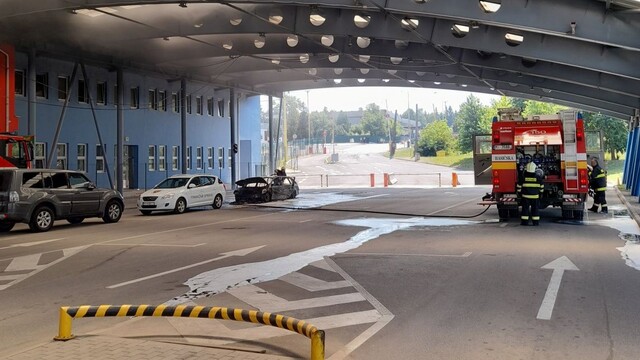 Hasiči pri zásahu vo Vyšnom Nemeckom.