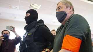 FOTO Kováčika priviedli v putách. Na súde je aj kajúcnik Makó