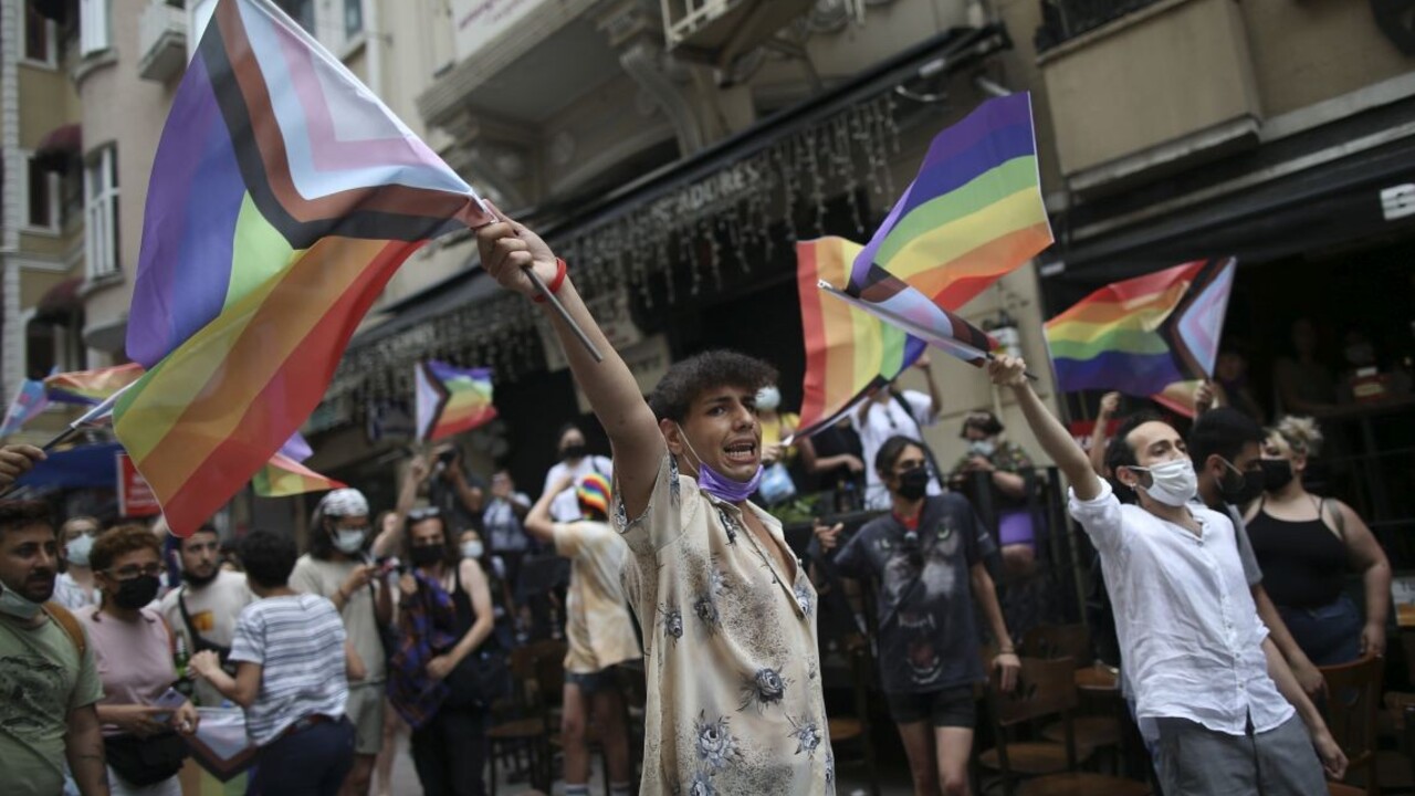 V Španielsku dobili na smrť mladého homosexuála. Polícia zatkla štyroch ľudí