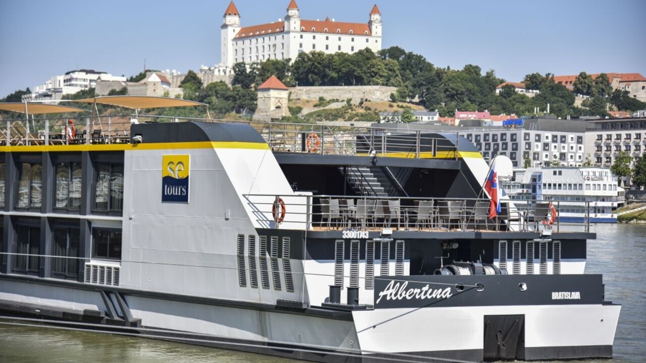 FOTO V Bratislave vyplávala na svoju prvú plavbu loď Albertina. Vyrobili ju v Komárne