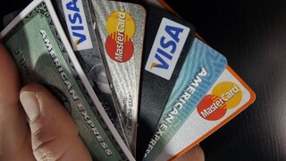 Na dovolenke je najlepšie využívať platobnú kartu. Čomu sa treba v zahraničí vyvarovať?