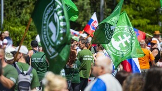 Protest v Bratislave zmenil miesto, dav sa presunul k prezidentskému palácu