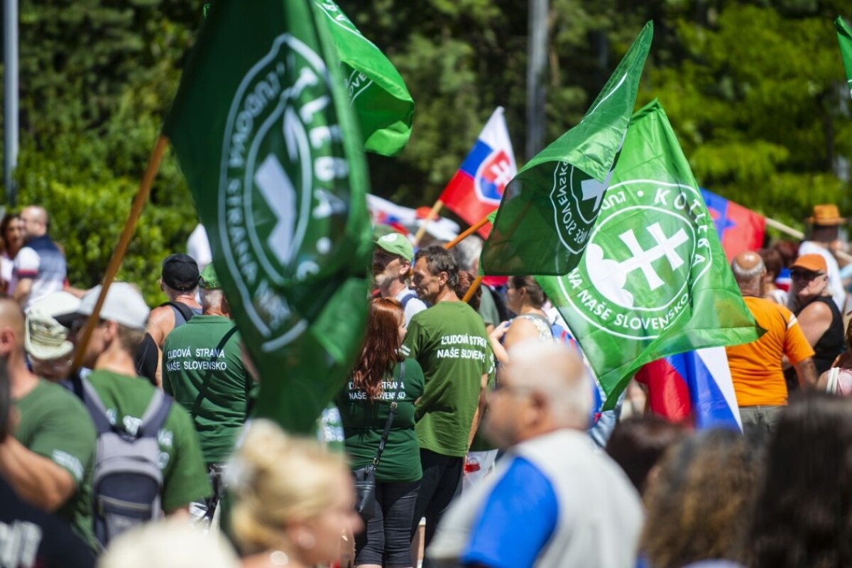 Účastníci protestného zhromaždenia proti očkovaniu a zotročovaniu Slovenska pred Úradom vlády SR v Bratislave.