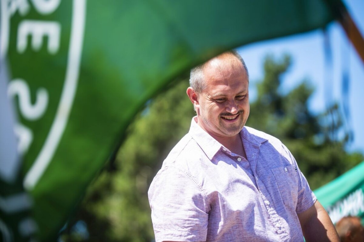 Na snímke predseda ĽSNS Marián Kotleba počas protestného zhromaždenia proti očkovaniu a zotročovaniu Slovenska pred Úradom vlády SR.