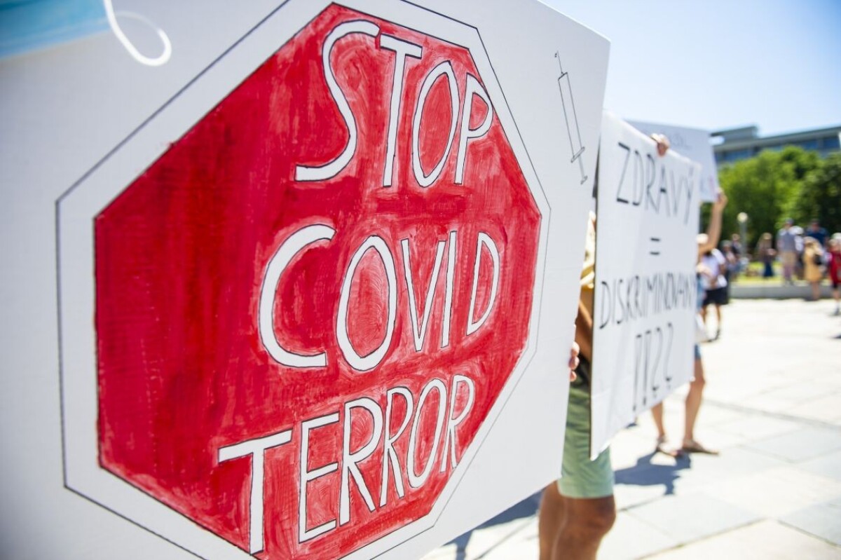 Účastníci protestného zhromaždenia proti očkovaniu a zotročovaniu Slovenska pred Úradom vlády SR v Bratislave.