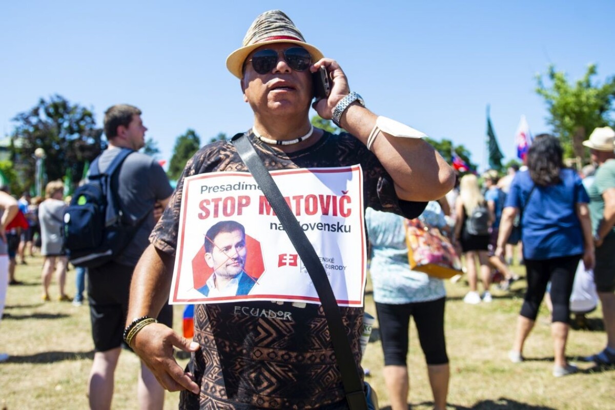 Účastníci protestného zhromaždenia proti očkovaniu a zotročovaniu Slovenska pred Úradom vlády SR v Bratislave.