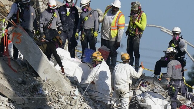 Počet obetí po zrútení bytového domu na Floride sa zvýšil na 86