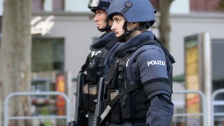 Rakúska polícia postrelila v Salzburgu muža zo Somálska. Ten mal bez dôvodu zaútočiť nožom na suseda
