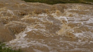 Rozvodnený potok zaplavil ulice aj ihrisko, Stará Ľubovňa má tretí stupeň povodňovej aktivity