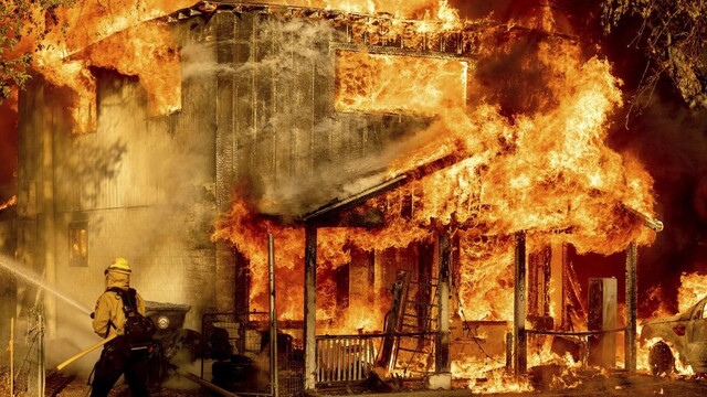 Hasiči hasia požiar v kalifornskom Doyle počas júlových horúčav.
