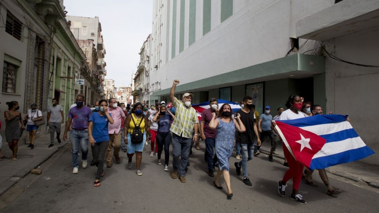 Protesty na Kube pokračujú, vyžiadali si už aj obeť