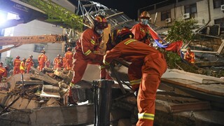 Zrútenie hotelu si vyžiadalo 17 obetí, prehľadávanie sutín záchranári ukončili
