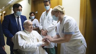Pápeža Františka už prepustili z nemocnice, vo Vatikáne pozdravil svojich priaznivcov