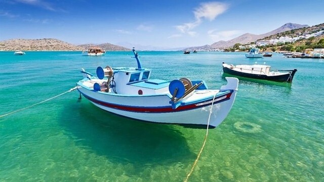 Prístav Elounda na gréckom ostrove Kréta.