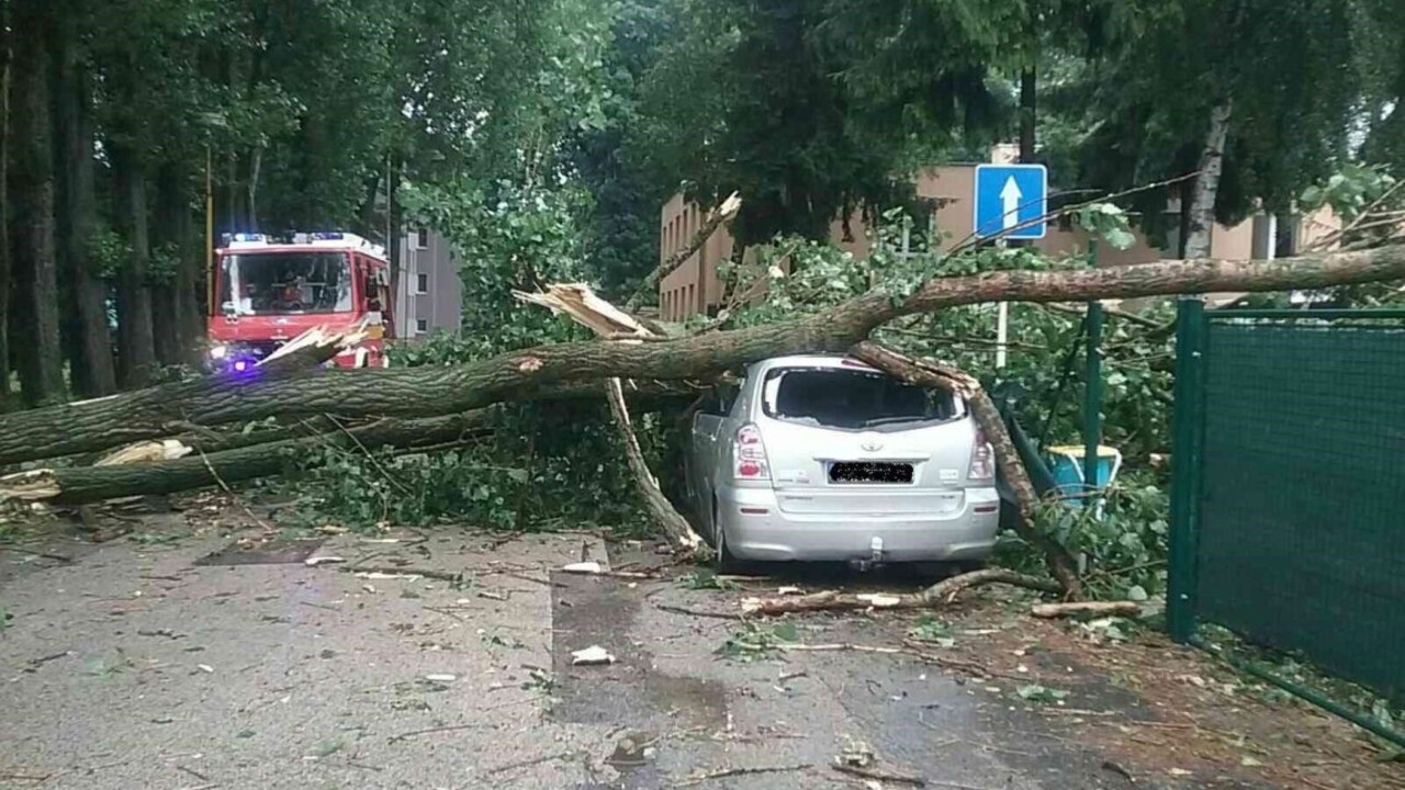 FOTO Popadané stromy, zatopené pivnice. Hasiči urobili do rána takmer sto výjazdov