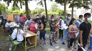 Rómovia aj bezdomovci sú v očkovaní na chvoste, mobilné tímy sa to usilujú zmeniť