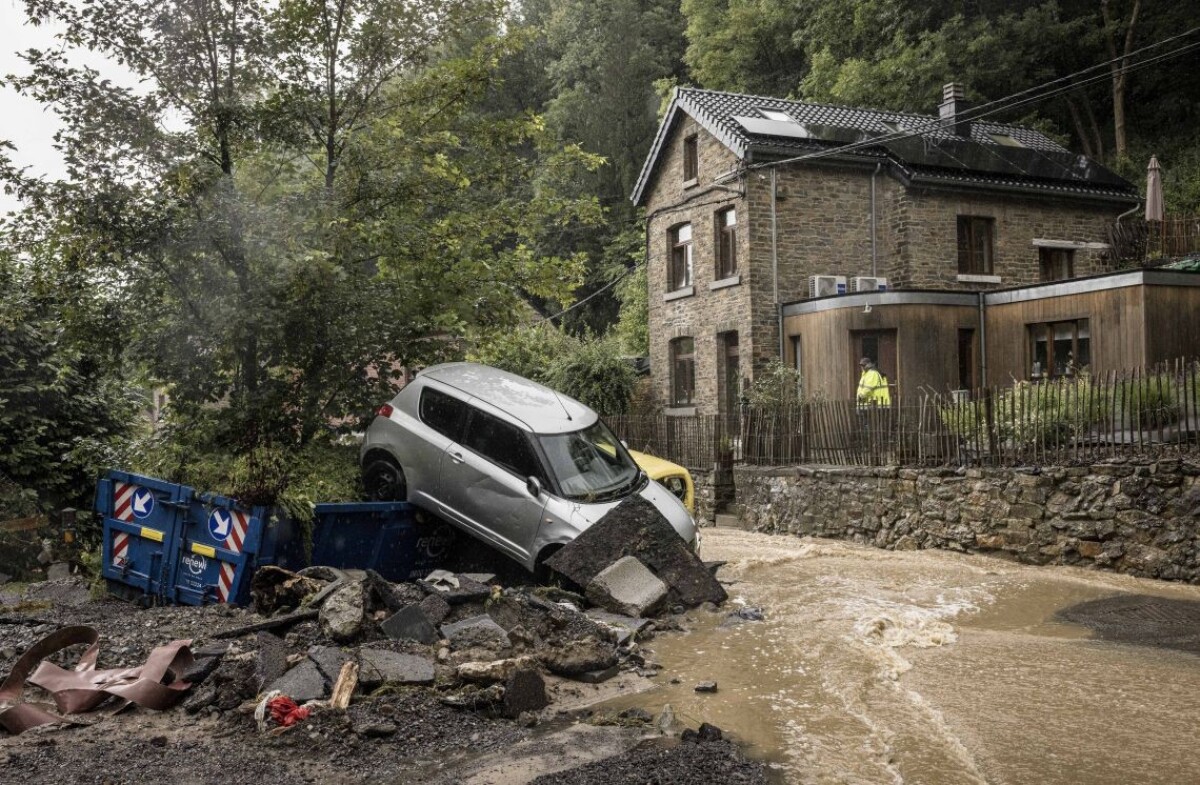 Silné dažde zaplavili ulice a zničili autá.