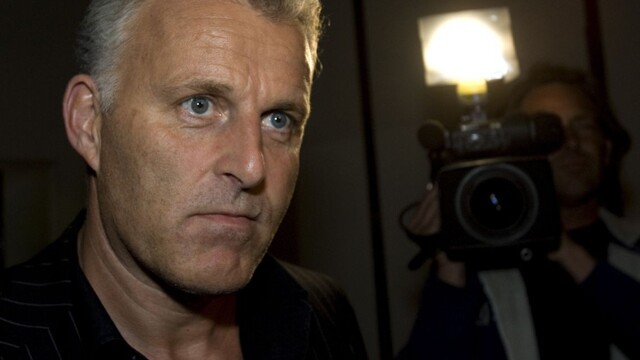 Holandský novinár, ktorého postrelili, podľahol zraneniam