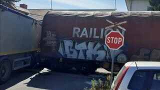 Tragédia na priecestí v Senici, po zrážke nákladiaku s vlakom prišiel o život 35-ročný muž