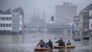 Diaľnice a domy sú zaplavené, pátrajú po obetiach. Problémy hlásia ďalšie krajiny