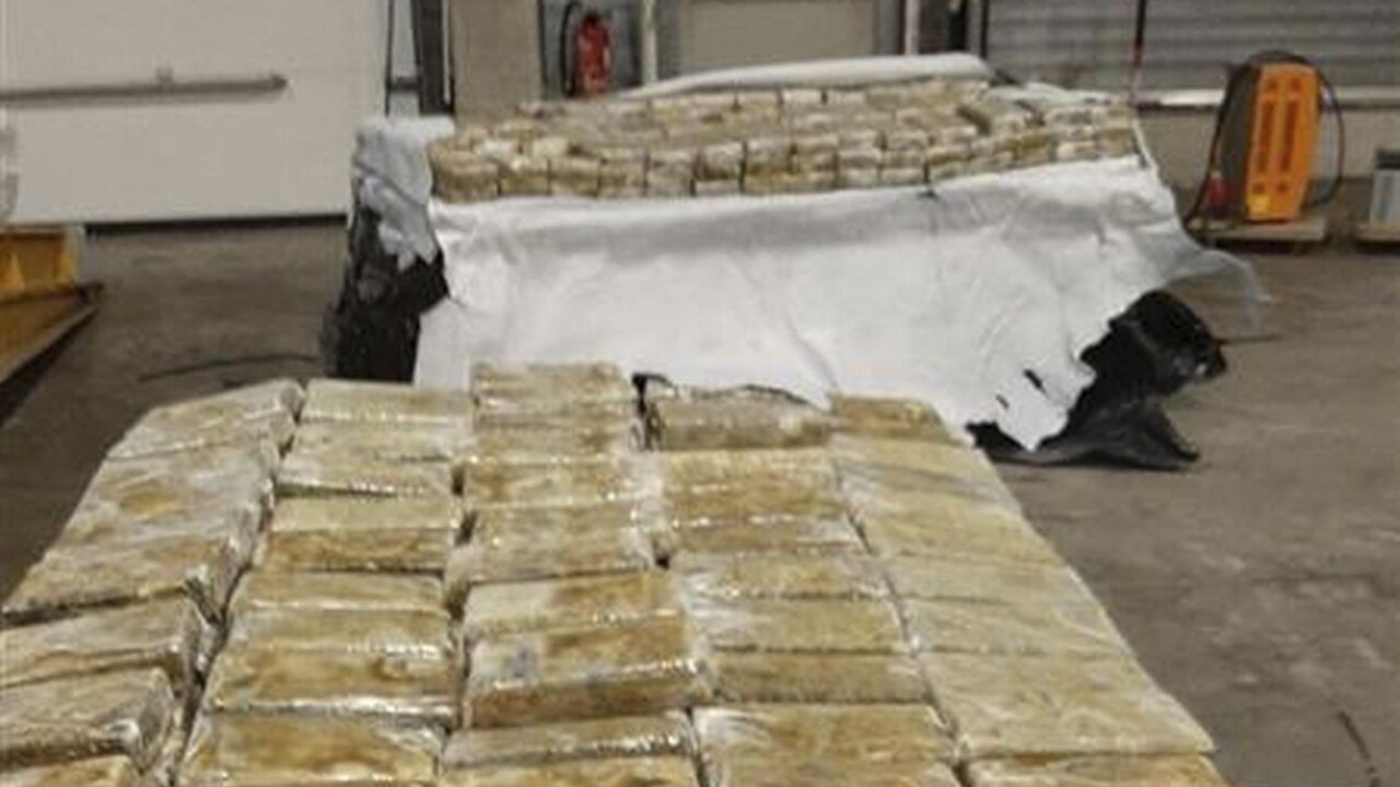 Colníci zhabali v Rotterdame tri tony kokaínu. Ukrytý bol v sudoch s banánovým pyré