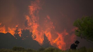 Grécky ostrov sužuje mohutný požiar. Evakuovať museli niekoľko hotelov