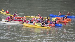 Na Dunaji by mal vyrásť LNG terminál, aktivisti sa ozvali kajakovým protestom