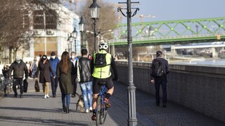 Časť nábrežia v Bratislave opravujú, terčom kritiky sa stalo logo v dlažbe