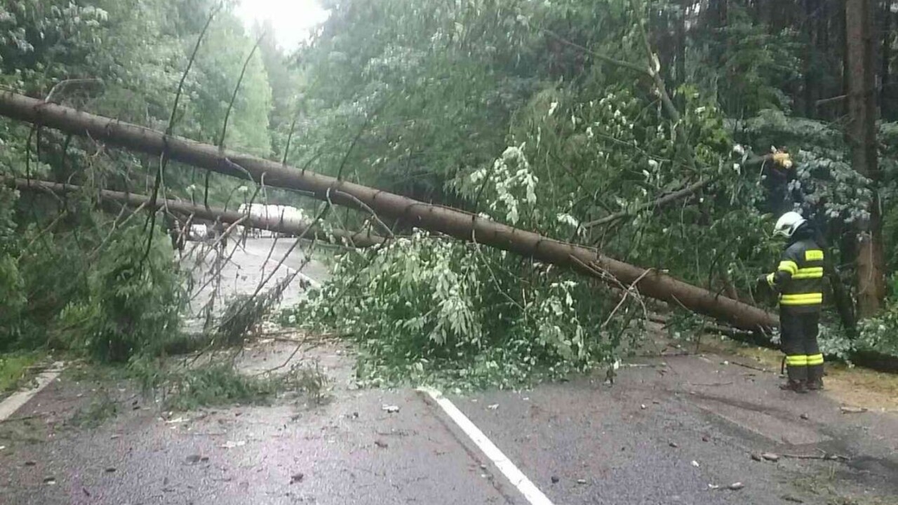 V Banskobystrickom kraji búrky lámu stromy a poškodzujú strechy, komplikujú aj dopravu
