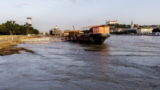 FOTO Stúpajúci Dunaj zaplavil i časť nábrežia v centre, verejnosť ubezpečujú aj starostovia