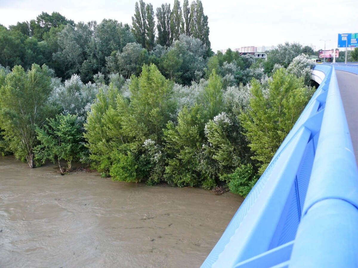 Zaplavilo aj zelené plochy pri petržalskej hrádzi