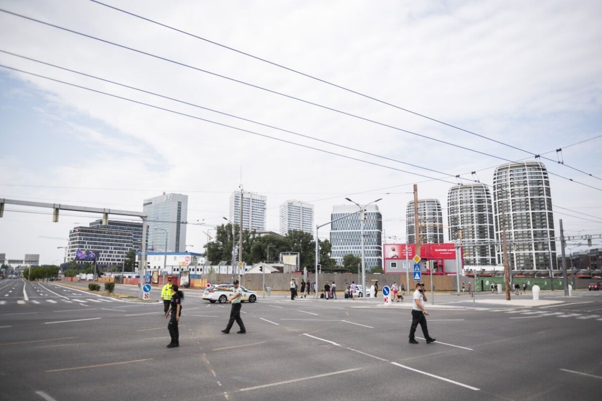 Polícia usmerňuje dopravu pri autobusovej stanici